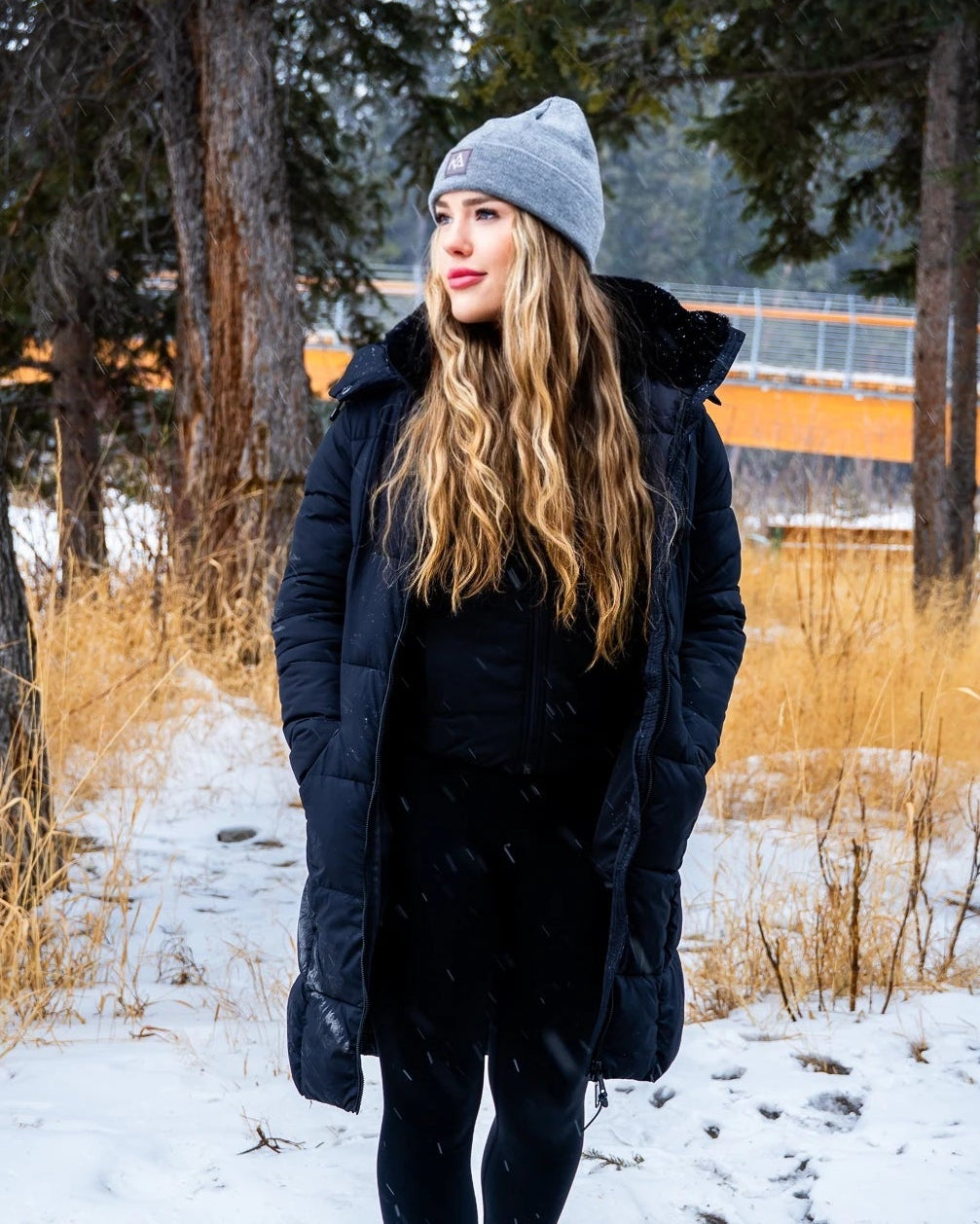 Women in grey Emery beanie wearing a mountain style outfit.