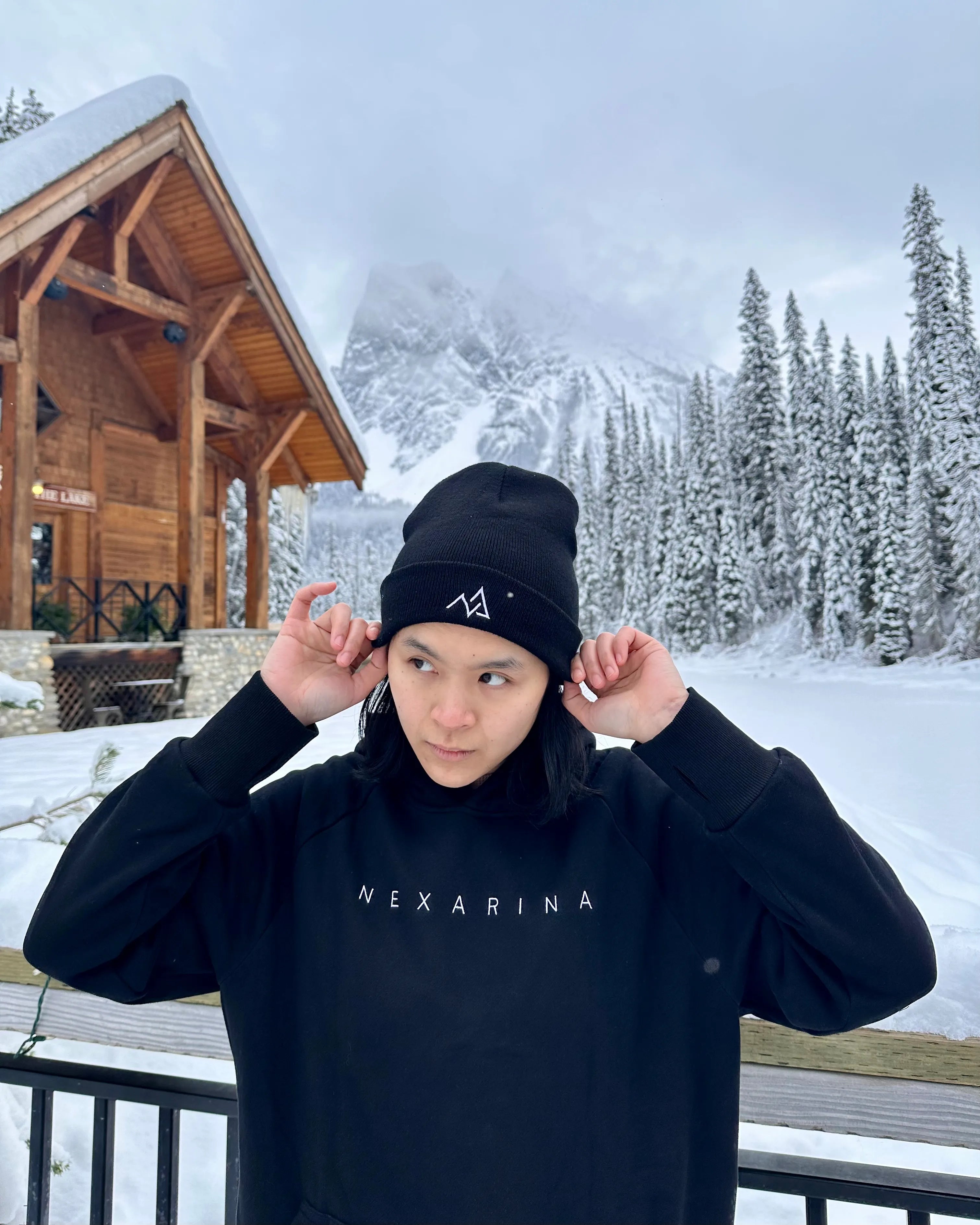 Woman wearing a Nexarina Elliot beanie