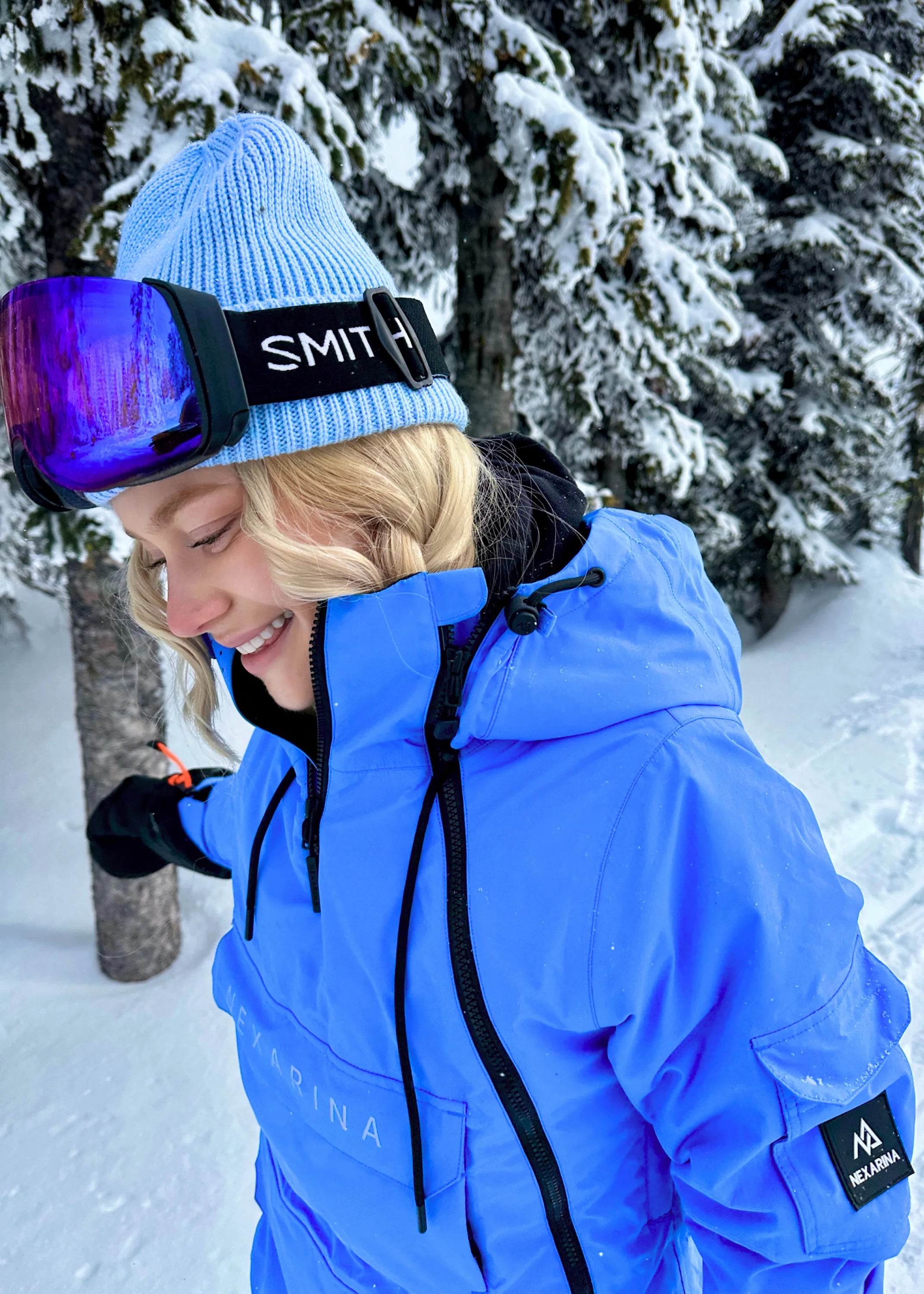 Close-up of Nexarina Indy Arctic Blue women's ski jacket showing the adjustable hood, high collar and waterproof zipper.